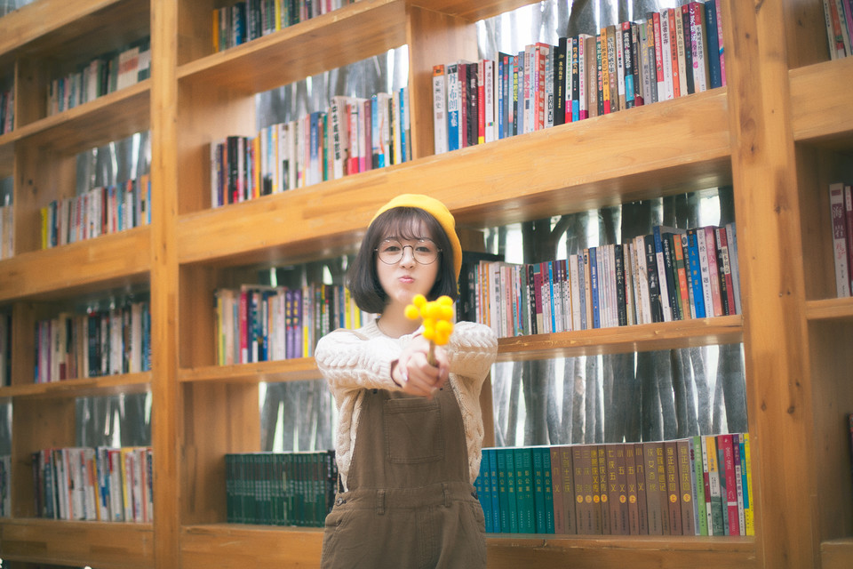 日系呆萌少女的图书馆生活清纯学生妹图片
