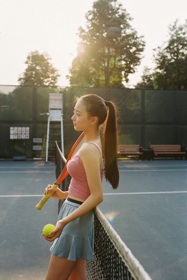 网球美女有着傲人的上围性感写真照